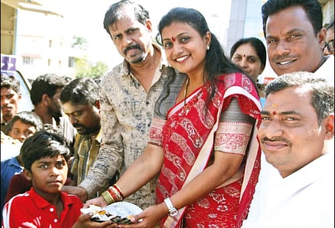 மலிவு விலை உணவகம் திறந்து 4 ரூபாய்க்கு சாப்பாடு போடும் ரோஜா