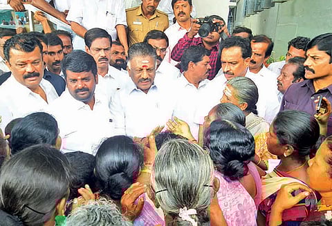 புயலால் பாதிக்கப்பட்ட பகுதிகளை பார்வையிட சென்ற ஓ.பன்னீர்செல்வத்தை பொதுமக்கள் முற்றுகையிட்டதால் பரபரப்பு