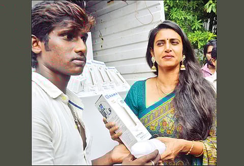 புயலால் பாதித்தவர்களுக்கு கஸ்தூரி ரூ.12 லட்சம் நிவாரண பொருட்கள்