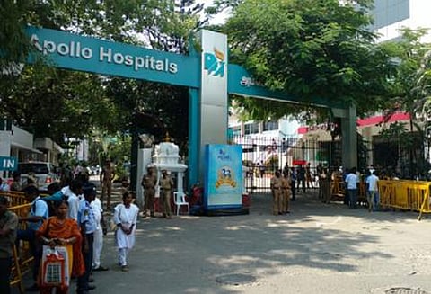 இதயம் செயல் இழந்த பின்பு ஜெயலலிதாவுக்கு எந்த பிரச்சினையும் இல்லை என்று அறிக்கை கொடுத்தது எப்படி? ஆணையத்தின் கேள்வியால் அப்பல்லோ மருத்துவர் திணறல்