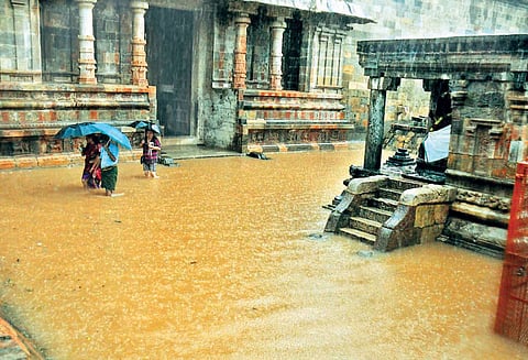 புயல் பாதித்த பகுதியில் மீண்டும் கனமழை கும்பகோணத்தில் கோவில்களுக்குள் வெள்ளம் புகுந்தது
