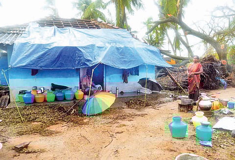 டெல்டா மாவட்டங்களில் மீண்டும் கனமழையால் பாதிப்பு 5 லட்சம் தார்ப்பாய்கள் புயலில் சேதம் அடைந்த வீடுகளுக்கு அரசு வழங்குகிறது