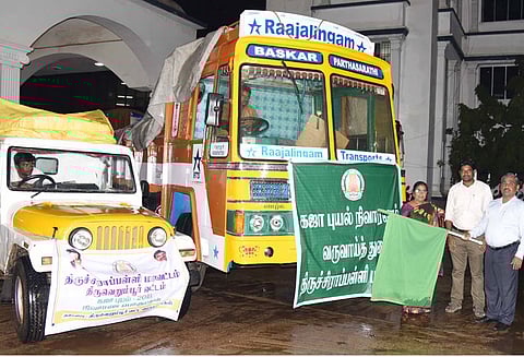 புயலால் பாதிக்கப்பட்ட மக்களுக்கு 4 வாகனங்களில் நிவாரண பொருட்கள் கலெக்டர் ராஜாமணி அனுப்பி வைத்தார்