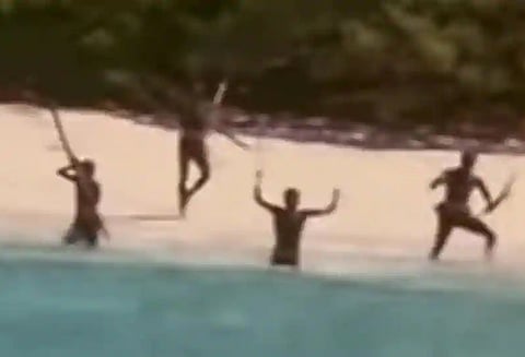 அமெரிக்கரின் உடலை மீட்க சென்டினல் தீவு நோக்கிய போலீசாரை குறிவைத்த பழங்குடியினர்! படகு திரும்பியது