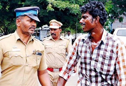 காதலியுடன் சேர்த்து வைக்கக்கோரி தீக்குளிக்க முயன்ற கட்டிட ஒப்பந்ததாரர் கைது - தேனி கலெக்டர் அலுவலகத்தில் பரபரப்பு