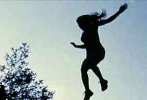 மாடியில் இருந்து விழுந்த மருத்துவ கல்லூரி மாணவி உயிருக்கு போராட்டம் ஆஸ்பத்திரியில் தீவிர சிகிச்சை