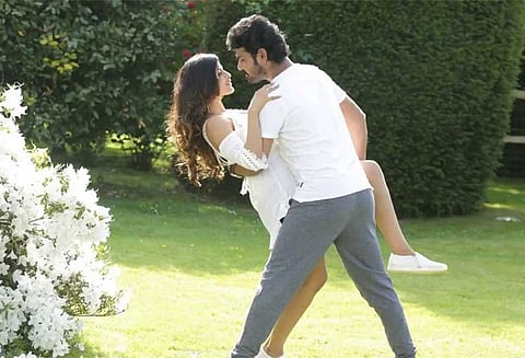 படுகவர்ச்சியான காட்சிகளில் துணிச்சலுடன், ஆஷ்னா சவேரி!