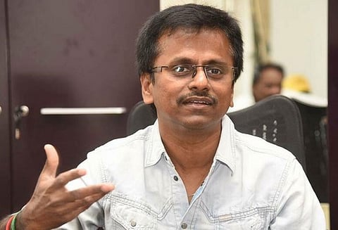 சர்கார் படத்தில் அரசு திட்டங்களை விமர்சித்த முருகதாஸ் நிபந்தனையற்ற மன்னிப்பு கேட்க வேண்டும்; அரசு தரப்பு