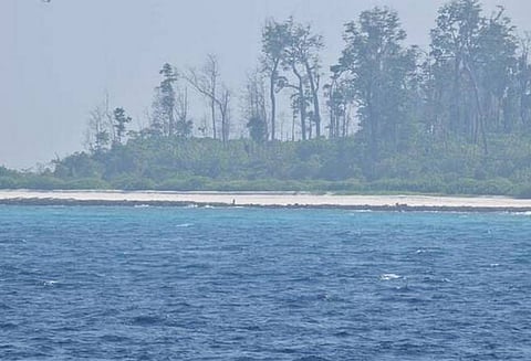 சென்டினல் தீவு பழங்குடியினர் அம்பினால் குறிவைத்ததால் திரும்பிய போலீஸ் அமெரிக்கர் சடலத்தை மீட்க புதிய முயற்சி...