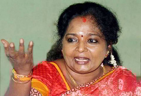 புயலால் பாதிக்கப்பட்டவர்களுக்கு ஆறுதல் சொல்லாமல் அரசியல் செய்வதா? வைகோ மீது தமிழிசை சவுந்தரராஜன் பாய்ச்சல்