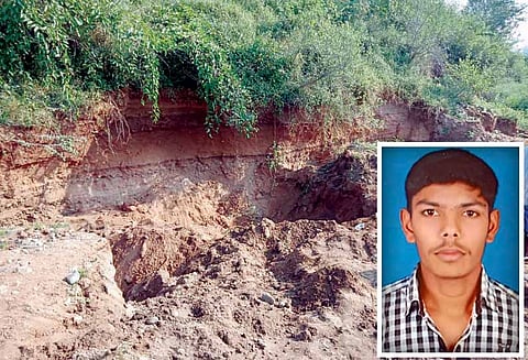 நள்ளிரவில் மணல் திருட்டில் ஈடுபட்ட பட்டதாரி வாலிபர் மண் சரிந்து சாவு : நண்பர் உயிர் தப்பினார்