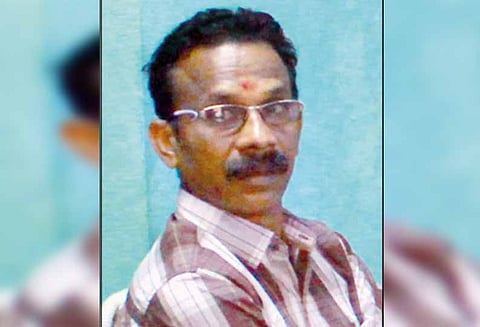 ஆண்டிப்பட்டியில், பட்டா வழங்குவதற்காக: ரூ.10 ஆயிரம் லஞ்சம் வாங்கிய கிராம நிர்வாக அலுவலர் கைது - உதவியாளரும் பிடிபட்டார்