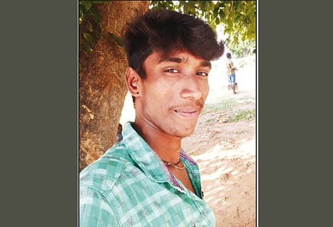 ஜெயங்கொண்டம் அருகே சோகம்: வெளிநாட்டில் இருந்து வந்த அண்ணனை அழைக்க சென்ற தம்பி விபத்தில் பலி