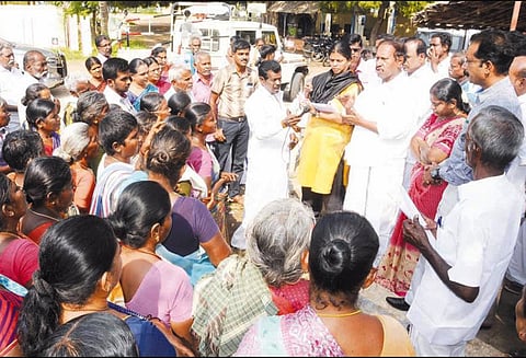 ‘கஜா’ புயல் பாதிப்பை பார்த்து மத்திய குழுவினர் கண் கலங்கினர் - தம்பிதுரை பேட்டி