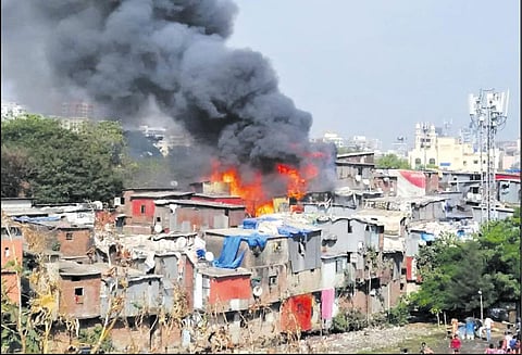பாந்திரா குடிசைப் பகுதியில் பயங்கர தீ விபத்து 15 வீடுகள் எரிந்து நாசம்
