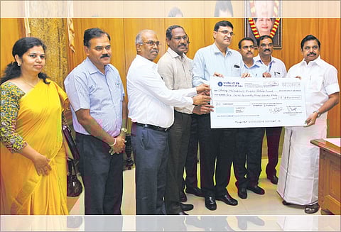 ‘கஜா’ புயல் நிவாரண நிதிக்கு ஒரே நாளில் ரூ.15½ கோடி வசூல் முதல்-அமைச்சர் எடப்பாடி பழனிசாமியிடம் வழங்கப்பட்டது