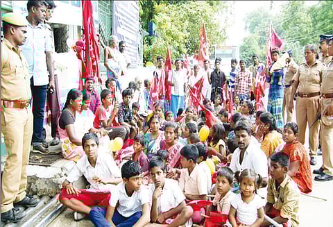 அடிப்படை வசதிகள் கோரி ஸ்ரீரங்கம் கோட்ட அலுவலகத்தில் பொதுமக்கள் காத்திருப்பு போராட்டம்