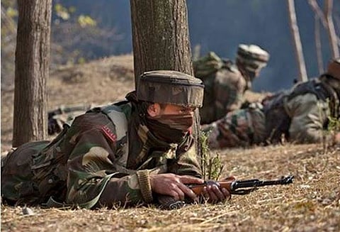 காஷ்மீரில் என்கவுன்ட்டர் முடிந்த பின் வீட்டில் இருந்து தீவிரவாதி தப்பி ஓட உதவிய இளைஞர்கள்