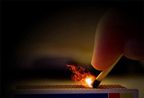 கண்டமங்கலம் அருகே பயங்கரம்: பெட்ரோல் ஊற்றி தொழிலாளி மீது தீவைப்பு - கள்ளக்காதலனுடன் மனைவி கைது