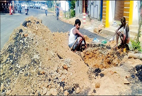 மானாமதுரை பகுதியில் தரமற்ற குடிநீர் குழாயால் தண்ணீர் வீணாக வெளியேறி வரும் அவலம்