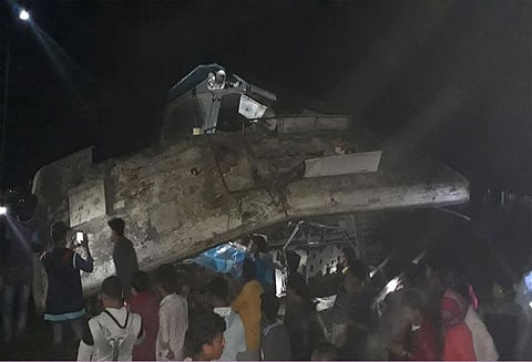 வங்காளதேசம்: பஸ் மீது ரெயில் மோதிய விபத்தில் குழந்தை உள்பட 5 பேர் பலி