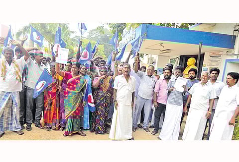 தனியார் மீன் அங்காடிக்கு எதிர்ப்பு நகராட்சி அலுவலகத்தை முற்றுகையிட்ட மீனவர்கள்