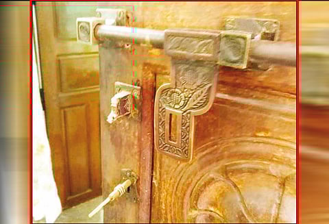 பங்களாப்புதூர் அருகே ஓய்வுபெற்ற ஆசிரியர் வீட்டில் நகை-பணம் திருட்டு மர்மநபர்களுக்கு வலைவீச்சு