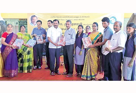மாணவர்களுக்கு பொது அறிவு புத்தகங்கள் சென்னை மாநகராட்சியின் 70 பள்ளிக்கூடங்களுக்கு சைதை துரைசாமி நன்கொடை