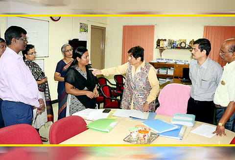 உள்ளாட்சித்துறை அலுவலகத்தில் ஆய்வு: வரி பாக்கிகளை விரைவாக வசூலிக்க வேண்டும் அதிகாரிகளுக்கு கிரண்பெடி உத்தரவு