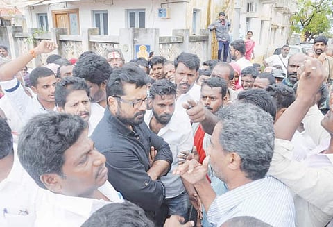 நிவாரண பொருட்கள் வழங்க வருவதாக வதந்தி: சரத்குமாரை முற்றுகையிட்ட பொதுமக்கள்