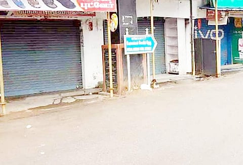 அனுமதியின்றி இயங்கும் மணல் குவாரியை மூடக்கோரி குளித்தலையில் கடையடைப்பு போராட்டம்