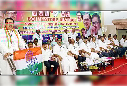 மத்தியில், பா.ஜனதா அரசை வீழ்த்த: காங்கிரஸ் தொண்டர்கள் சபதம் ஏற்க வேண்டும் - நிர்வாகிகள் கூட்டத்தில் சஞ்சய்தத் பேச்சு