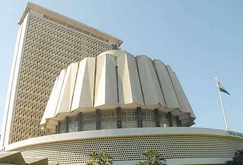 கல்வி, வேலைவாய்ப்பில் மராத்தா சமுதாயத்தினருக்கு 16 சதவீதம் இடஒதுக்கீடு சட்டசபையில் மசோதா ஒருமனதாக நிறைவேறியது