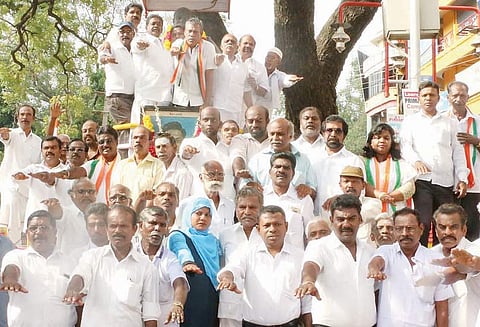 நினைவு தினத்தையொட்டி காமராஜர் சிலைக்கு அ.தி.மு.க.– காங்கிரஸ் கட்சியினர் மாலை அணிவிப்பு