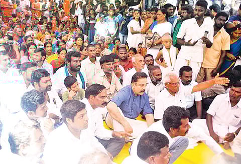 பதவி பறிபோய் விடுமோ என்ற பதற்றத்தில் அமைச்சர் ஜெயக்குமார் பேசுகிறார் கமல்ஹாசன் பேட்டி