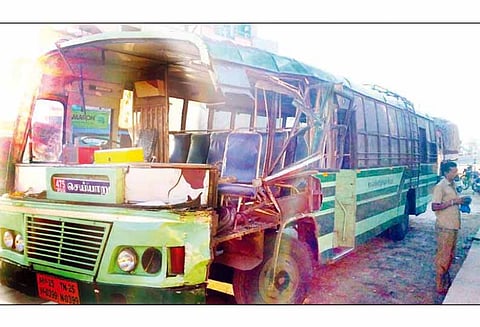 லாரி மீது அரசு பஸ் மோதி விபத்து : 15 பேர் படுகாயம்