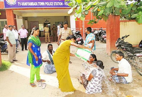 போலீஸ் நிலையம் முன்பு 3 பேர் தீக்குளிக்க முயற்சி