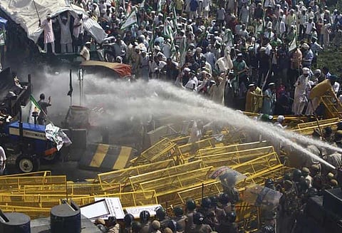 டெல்லிக்குள் செல்ல நள்ளிரவில் விவசாயிகளுக்கு அனுமதி வழங்கிய போலீசார்