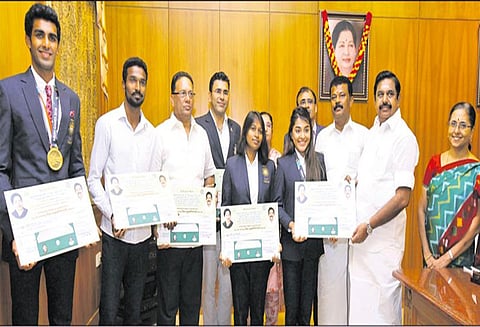 ஆசிய விளையாட்டு: வீரர்கள், பயிற்சியாளருக்கு ரூ.1¼ கோடி ஊக்கத்தொகை - முதல் அமைச்சர் எடப்பாடி பழனிசாமி வழங்கினார்