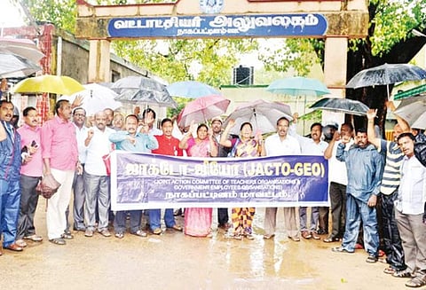 கோரிக்கைகளை வலியுறுத்தி ஜாக்டோ-ஜியோ அமைப்பினர் தற்செயல் விடுப்பு ஆர்ப்பாட்டத்திலும் ஈடுபட்டனர்