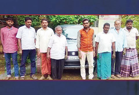 விவசாயியிடம் ரூ.5 லட்சம் கேட்டு கொலை மிரட்டல் 8 பேர் கைது; கார் பறிமுதல்
