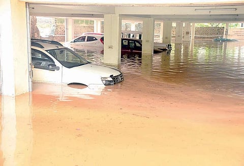 கன்னியாகுமரி- நாகர்கோவிலில் கொட்டித்தீர்த்த கனமழை சாலைகளில் வெள்ளம் கரைபுரண்டு ஓடியது