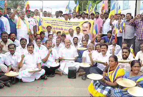 பெட்ரோல், டீசல் விலை உயர்வை கண்டித்து சேலத்தில் பிச்சை எடுத்து பா.ம.க.வினர் ஆர்ப்பாட்டம்