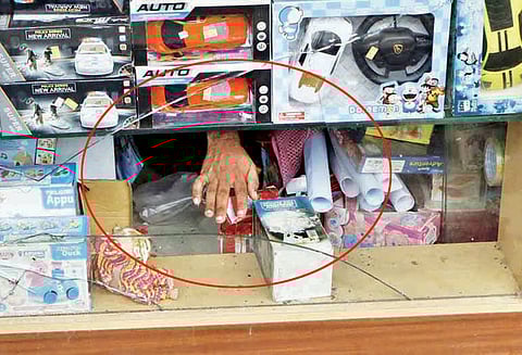 தஞ்சையில், பல்பொருள் அங்காடி பூட்டை உடைத்து பணம்-மளிகைப்பொருட்கள் திருட்டு