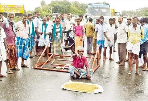 நீடாமங்கலம் அருகே நெல் கொள்முதல் செய்யாததை கண்டித்து விவசாயிகள் சாலைமறியல்