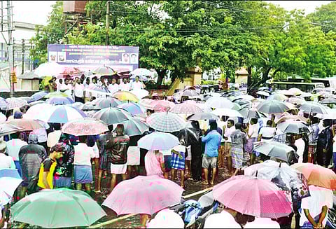 டீசல் விலை உயர்வை கண்டித்து கொட்டும் மழையில் குடைபிடித்தபடி மீனவர்கள் ஆர்ப்பாட்டம்