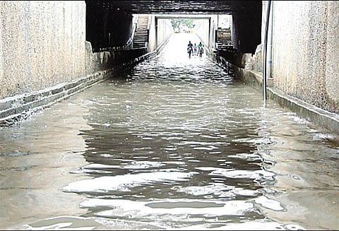 மாவட்டம் முழுவதும் தொடர் மழை: 3 இடங்களில் வீட்டு சுவர் இடிந்து விழுந்தது