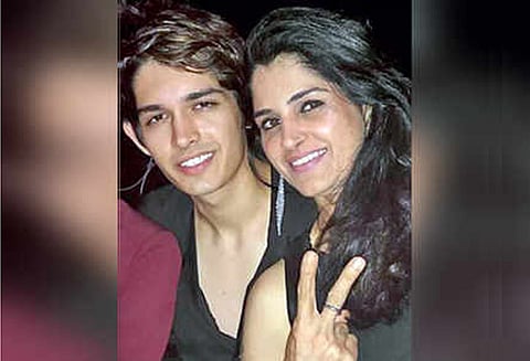 அப்பாவின் ஆவியை வெளியேற்ற முயற்சித்தேன்; தாயை கொன்ற ஆண் மாடல்