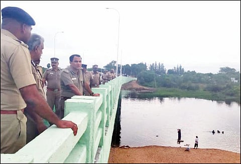 புஷ்கர விழாவை முன்னிட்டு ஸ்ரீவைகுண்டம் தாமிரபரணி ஆற்று படித்துறையில் போலீஸ் ஐ.ஜி. ஆய்வு