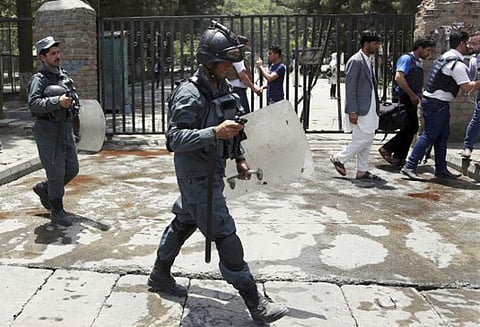 ஆப்கானிஸ்தானில் பயங்கரவாதிகள் அட்டூழியம் : அரசு அலுவலகத்துக்கு தீ வைப்பு; 10 போலீசார் பலி